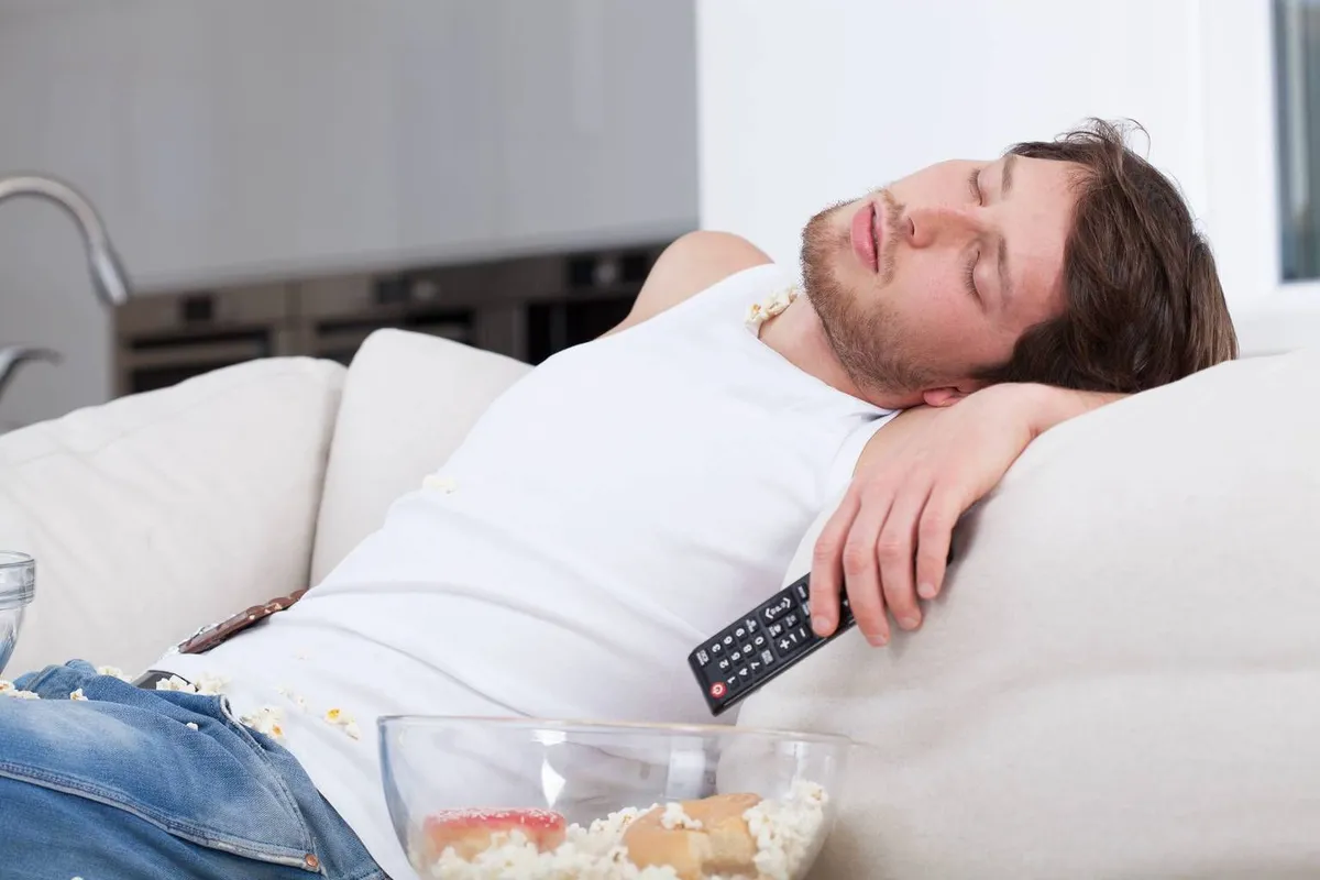 Zasypianie przy filmach: relaks czy oznaka zmęczenia?