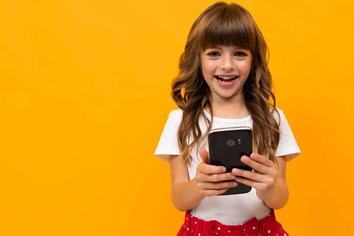 Kiedy warto dać dziecku pierwszy telefon?
