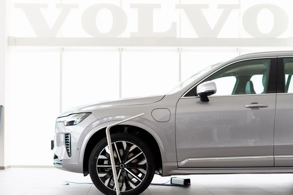 Zakup luksusowego SUV-a: Przygoda z Volvo XC90 i wyzwania technologiczne